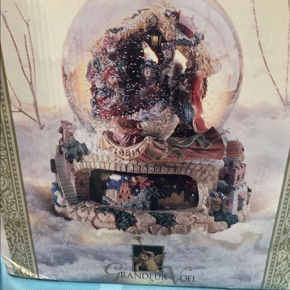 Water globe Grandeur Noel musical Nativity
